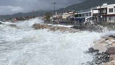 Edremit Körfezi'nde Sağanak ve Lodos Hayatı Felç Etti