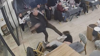 Gazeteciye Şiddet Güvenlik Kamerasında
