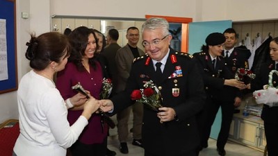 Jandarmadan Öğretmenler Günü’ne Anlamlı Ziyaret