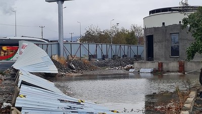 ŞİDDETLİ YAĞIŞ EDREMİT’İ ESİR ALDI