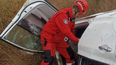 Savaştepe’de Araç Su Kanalına Uçtu, 3 Yaralı