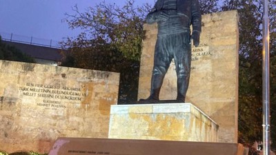Kurtdereli Heykelinin Oturma Banklarında Ne Yazıyor?