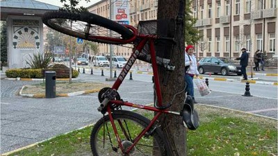Balıkesir’de Ağaca Dikey Bağlanan Bisiklet Gülümsetti