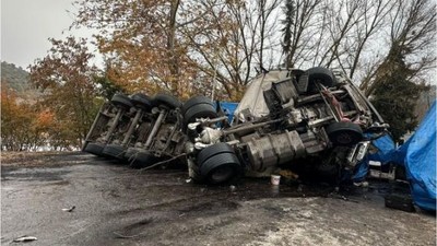 Dursunbey'de Asit Yüklü Tır Şantiyeye Daldı! Can Kaybı Var