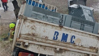 Feci Kaza! Kamyonet Uçurumdan Yuvarlandı
