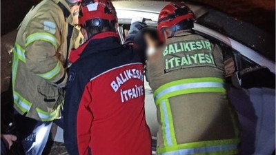 Feci Kaza! Çok Sayıda Aile Üyesi Araca Sıkıştı