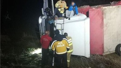 Balıkesir’de Kamyonet Devrildi! 2 Kişi Mahsur Kaldı