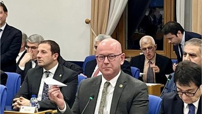 Sarı Bütçe Görüşmelerine Elinde Uçakla Gitti