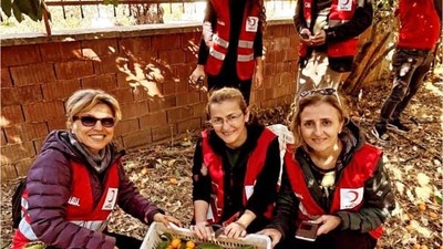 Bahçesindeki Mandalina, Portakal Ve Narları Kızılay’a Bağışladı