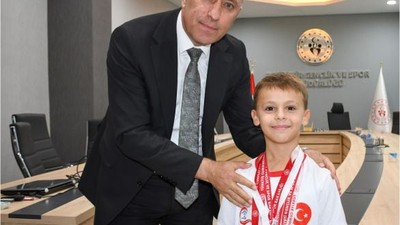 Şampiyonlara Bir Madalyada Müdür Özalp'ten