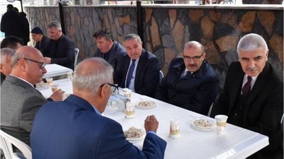Cuma Namazı Çıkışı Birlikte Pilav Yediler