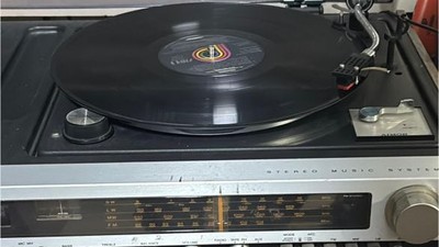 Balıkesirliler Plaktan Müzik Dinleme Geleneğini Yaşatıyor