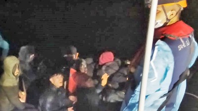Ayvalık Açıklarında 9 Düzensiz Göçmen Yakalandı