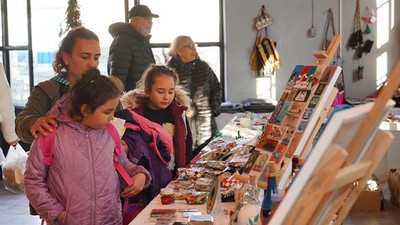 Ayvalık’ta Kadınların El Emeği Yılbaşı Pazarı İlgi Görüyor
