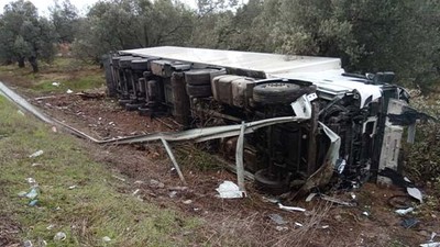 Ayvalık'ta Tır Kazası, Bariyerleri Aşarak Hendeğe Yuvarlandı