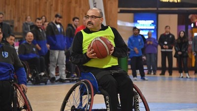 Balıkesir’de Protokol ile Tekerlekli Sandalye Basketbol Takımı Maç Yaptı