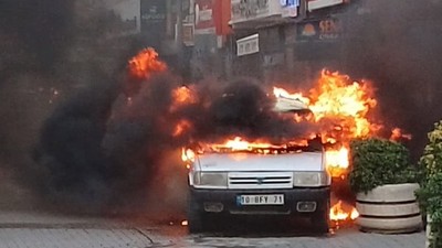 Burhaniye'de Park Halindeki Otomobil Alev Aldı