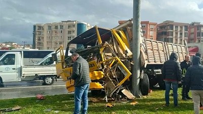Edremit’te Maddi Hasarlı Kaza, Trafik Geçici Olarak Aksadı