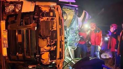 Otobanda Feci Kaza: Tır Sürücüsü İtfaiye Tarafından Kurtarıldı