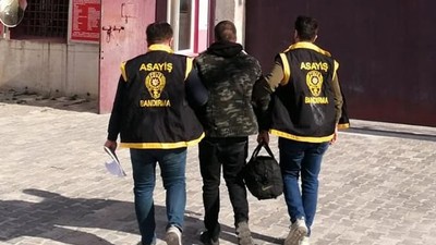 Polis Müşteri Kılığına Girerek Aranan Suçluyu Yakaladı