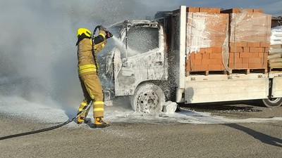 Susurluk'ta Seyir Halindeki Kamyon Alevlere Teslim Oldu