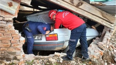 Otomobil Ağıla Daldı! Feci Kaza Ölümle Noktalandı