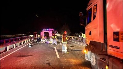 Balıkesirli İşçileri Taşıyan Servis Tıra Çarptı: Ölü ve Yaralılar Var