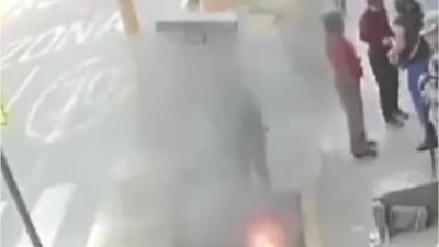 Adımını Attığı Anda Elektrik Kutusu Patladı!