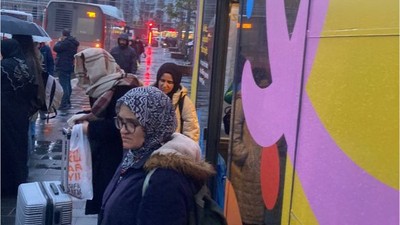 Yağmuru Gören Çocuk Durağına Koştu