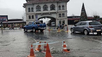 Bandırma'da Şiddetli Sağanak Yağış Hayatı Felç Etti