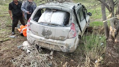 Havran'da Savrulan Araç Zeytin Bahçesine Devrildi! 2 Yaralı