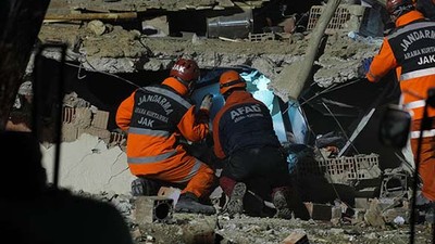 Konya'da 4 Katlı Bina Çöktü, Enkazdan Acı ve Umut Çıktı