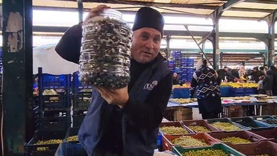 Pazar Tezgahlarında Hareketlilik! Zeytinler Sele Sele Satıldı