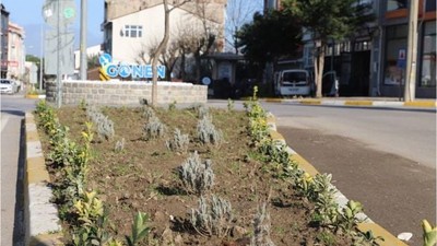 Gönen’in Kavşakları ve Refüjleri Renkleniyor