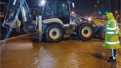 Kazdağları'ndan Gelen Su Trafiği Engelledi