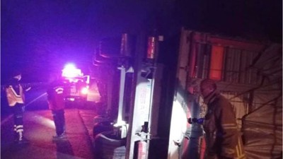 Balıkesir'de Kaza! Tır Anayola Devrildi