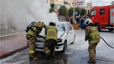 Burhaniye'de 2 Araç Alev Aldı!