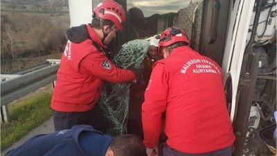 Tek Taraflı Kazada Tır Bariyerlere Çarptı Sürücü Yaralı Kurtarıldı