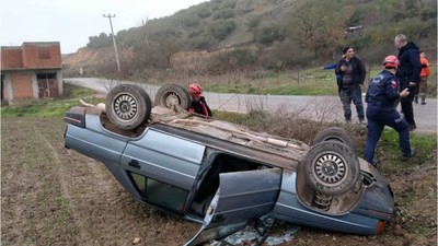 İVRİNDİ YOLUNDA ARAÇ TAKLA ATTI