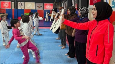 Havran'da Anne ve Çocuklar Taekwondo Yapıyor