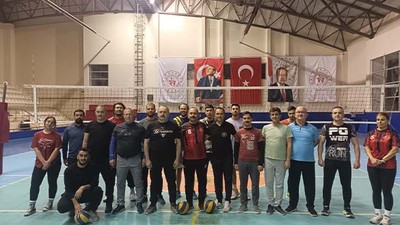 Erdek'te Kurumlar Arası Voleybol Turnuvası Başladı