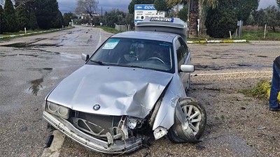 Erdek’te Otomobil Trafik Lambasına Çarptı, 1 Yaralı