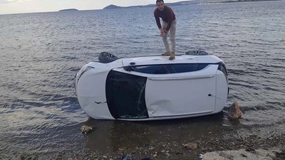 Otomobil Denize Uçtu, Sürücü Mucizevi Şekilde Kurtuldu