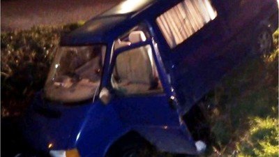 Dereye Düşen Araçta Mahsur Kaldı