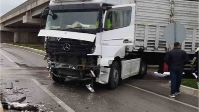 Bandırma’da Kaza! TIR ile Kamyonet Çarpıştı