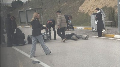 Kampüste Kaza! Motorcu Yayaya Çarptı