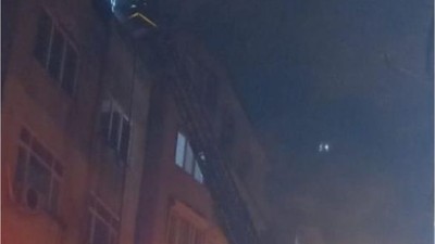 Balıkesir'de Apartmanın Çatısı Alev Aldı!