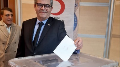 EDREMİT KIZILAY’DA BAŞKAN BORA GÜVEN TAZELEDİ