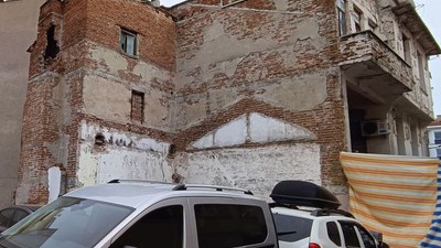 Balıkesir'de Hasarlı Bina Tehlike Saçıyor