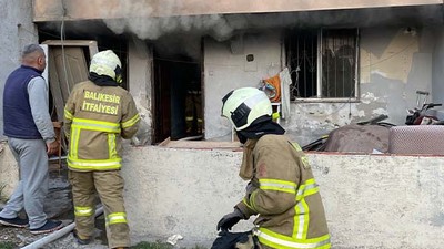 Ayvalık'ta 3 Katlı Binada Korkutan Yangın